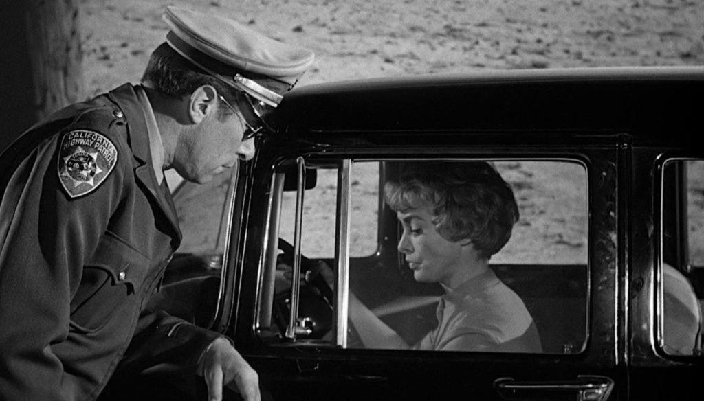 Janet Leigh e il poliziotto in una scena di Psycho (1960) di Alfred Hitchcock
