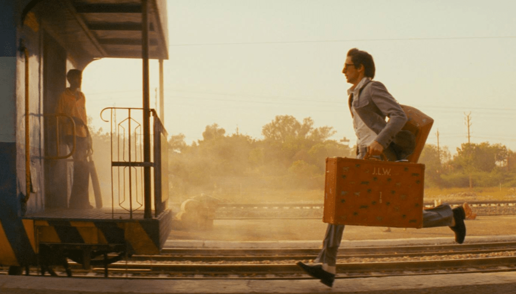 Adrien Brody in una scena di The Darjeeling Limited (2007) di Wes Anderson