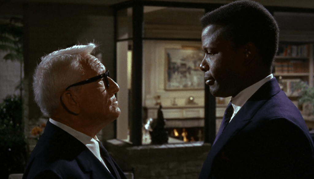 Spencer Tracy e Sidney Poitier in una scena di Indovina chi viene a cena (1967) di Stanley Kramer 