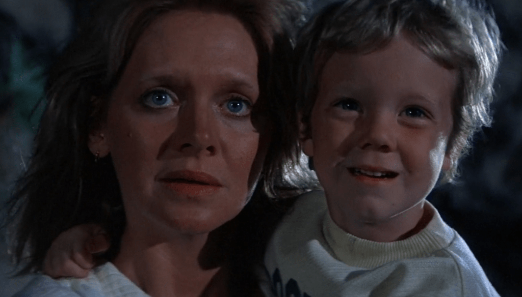 Cary Guffey e Melinda Dillon in una scena di Incontri ravvicinati del terzo tipo (1977) di Steven Spielberg 