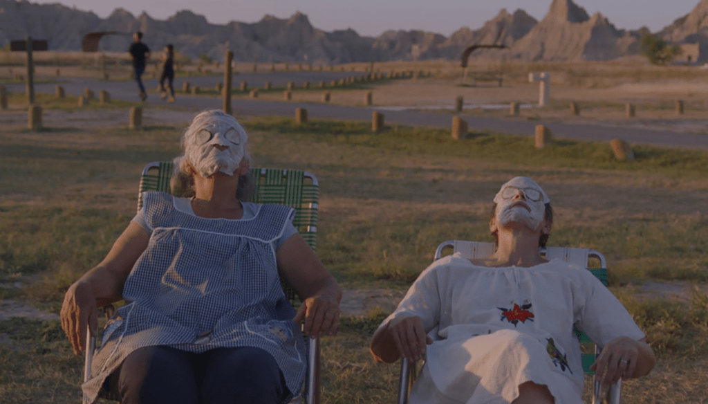 Frances McDormand e Linda May in una scena di Nomadland (2020) di Chloé Zhao