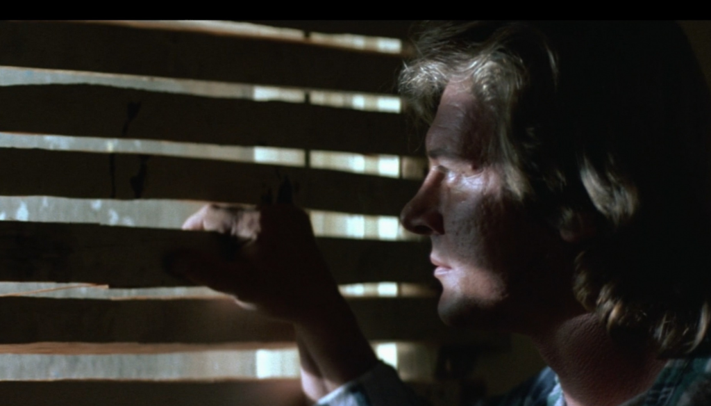 Roddy Piper in una scena di Essi vivono (1988) di John Carpenter 
