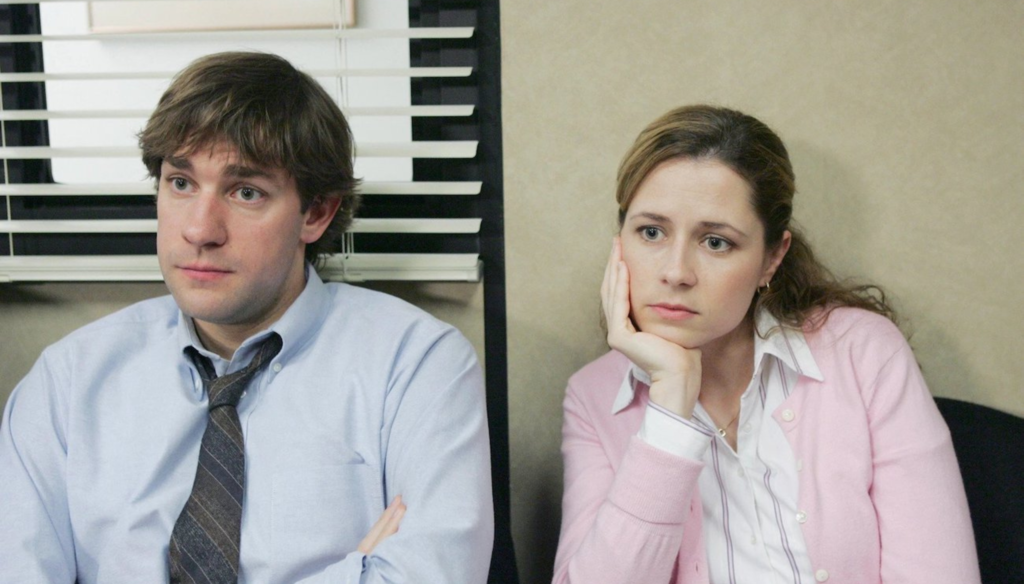 jenna fischer e John Krasinski in una scena di The Office (2005 - 2013)