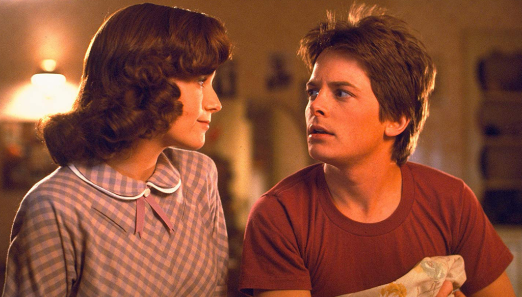 Lea Thompson e Michael J. Fox in una scena di Back to the future (1985) di Robert Zemeckis