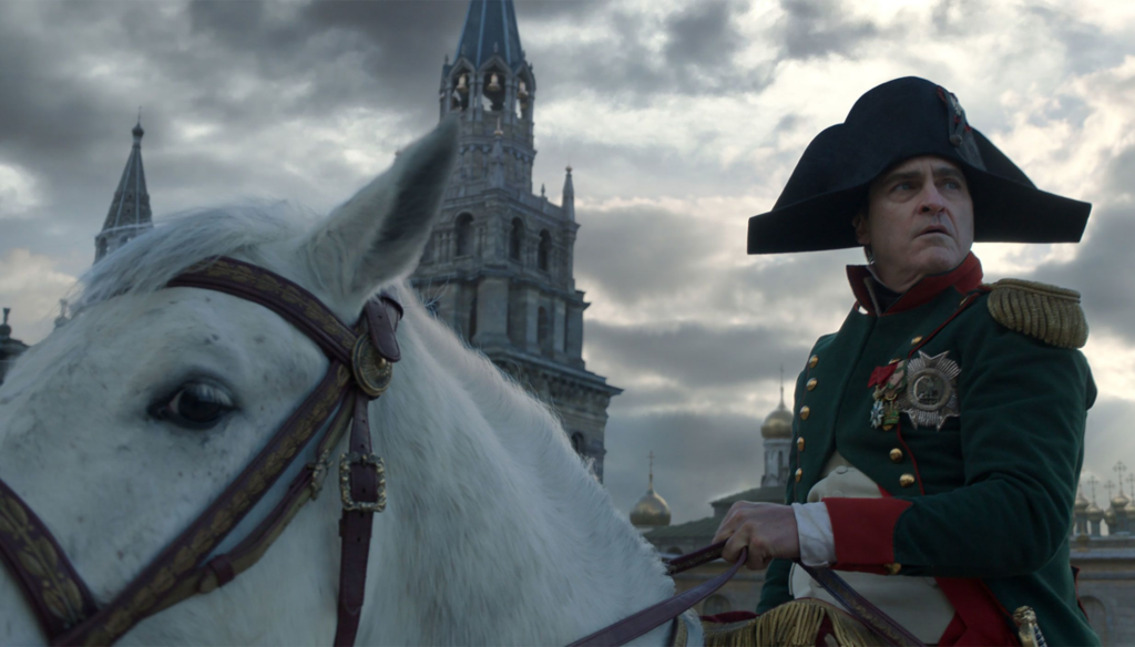 Joaquin Phoenix in una scena di Napoleon (2023) di Ridley Scott