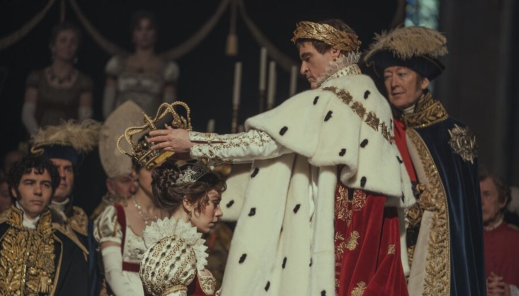 Joaquin Phoenix e Vanessa Kirby in una scena di Napoleon (2023) di Ridley Scott