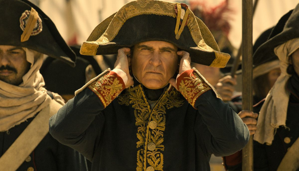 Joaquin Phoenix in una scena di Napoleon (2023) di Ridley Scott