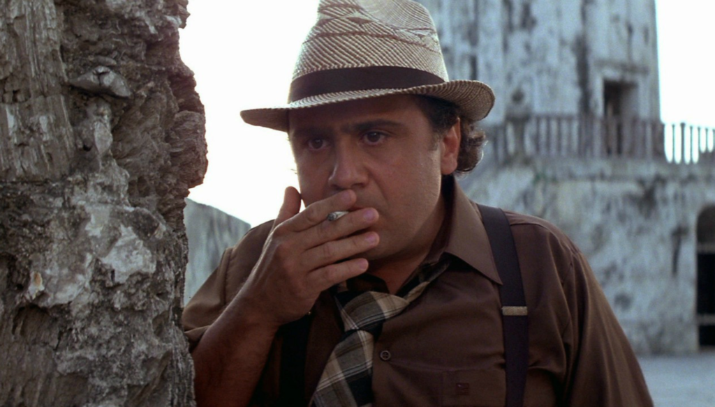 Danny De Vito in una scena di All'inseguimento della pietra verde (1984) di Robert Zemeckis