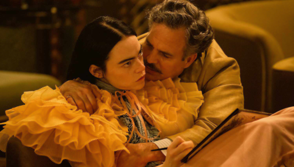 Emma Stone e Mark Ruffalo in una scena di Poor Things (2023) di Yorgos Lanthimos