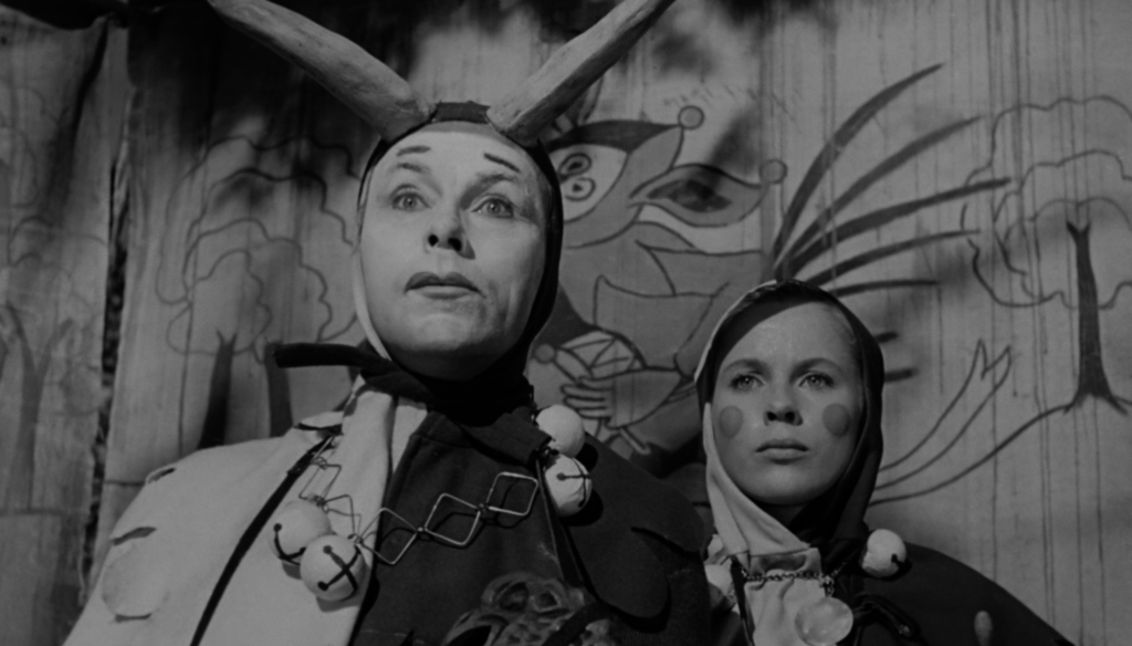 Nils Poppe e Bibi Andersson in una scena de Il settimo sigillo (1957) di Ingmar Bergman