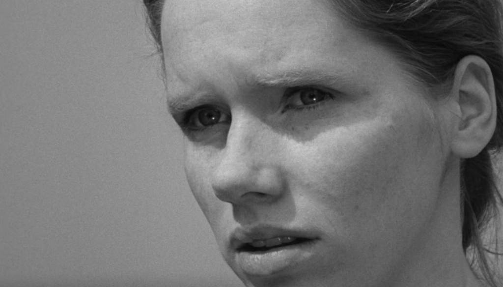 Liv Ullmann in una scena di L'ora del lupo (1968) è di Ingmar Bergman