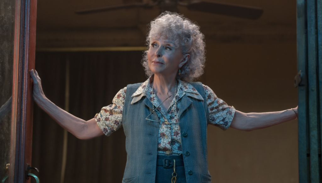 Rita Moreno in una scena di West Side Story (2021) di Steven Spielberg