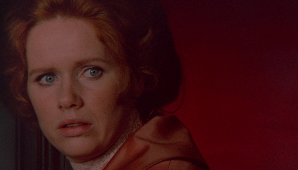 Liv Ullman in una scena di Sussurri e grida (1972) di Ingmar Bergman
