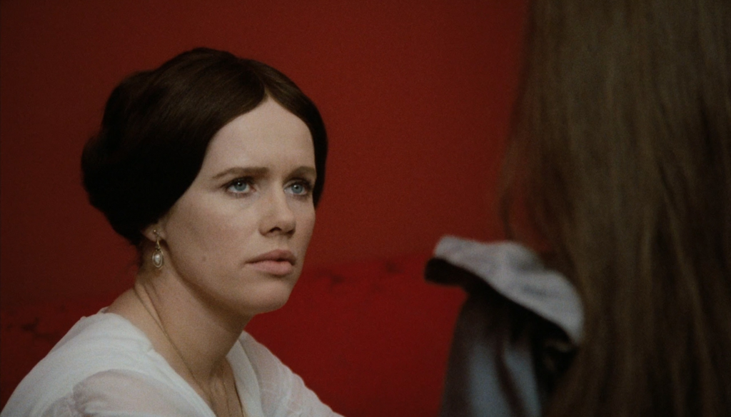 Liv Ullman in una scena di Sussurri e grida (1972) di Ingmar Bergman