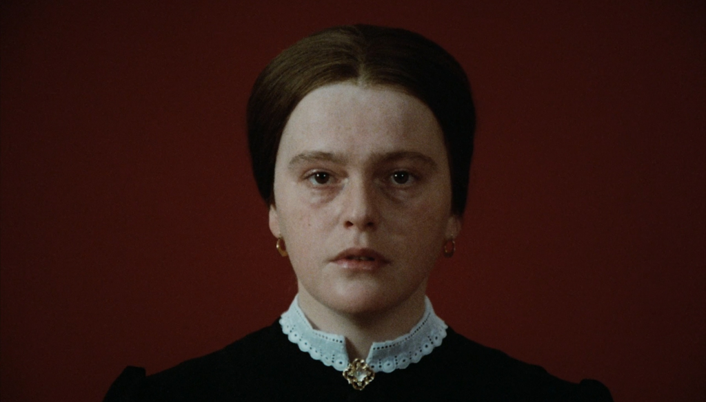 Kari Sylwan in una scena di Sussurri e grida (1972) di Ingmar Bergman