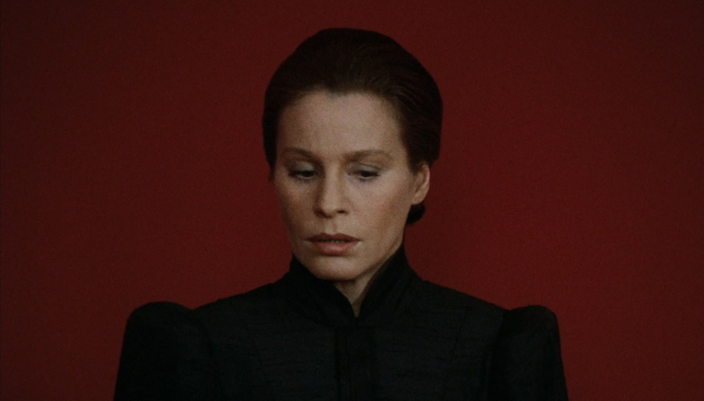 Ingrid Thulin in una scena di Sussurri e grida (1972) di Ingmar Bergman