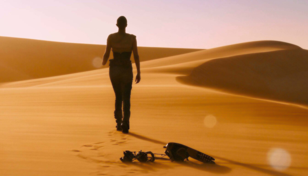 Charlize Theron come Furiosa in una scena di Mad Max: Fury Road (2015) di George Miller