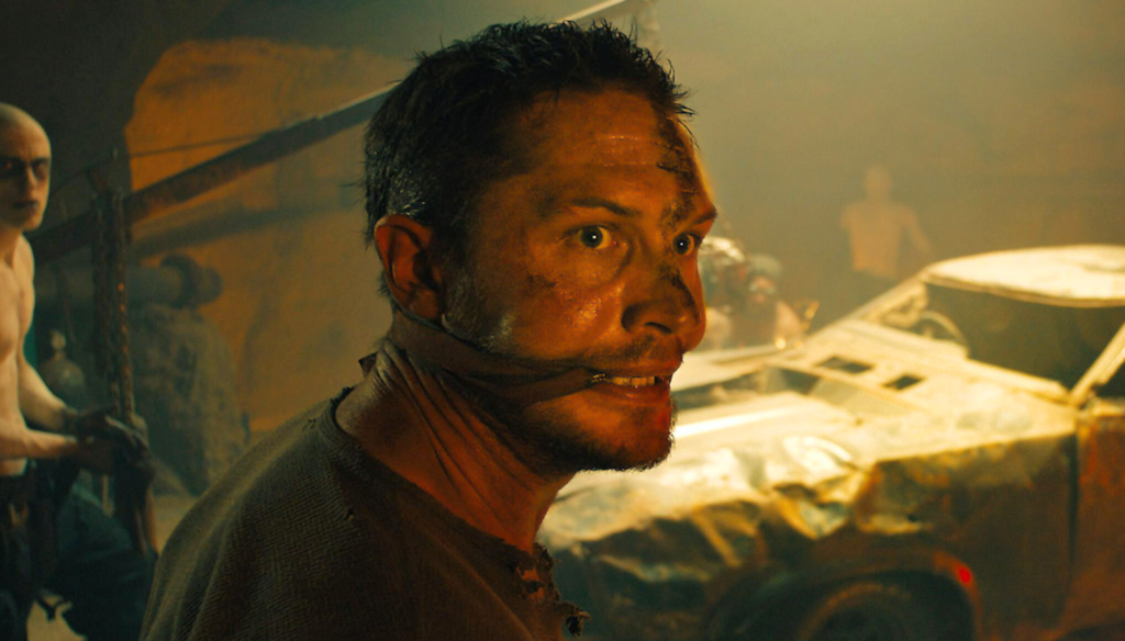 Tom Hardy come Mad Max in una scena di Mad Max: Fury Road (2015) di George Miller