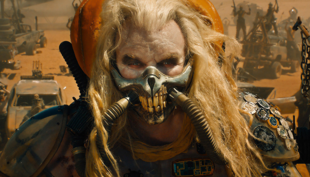 Hugh Keays-Byrne come Immortan Joe in una scena di Mad Max: Fury Road (2015) di George Miller