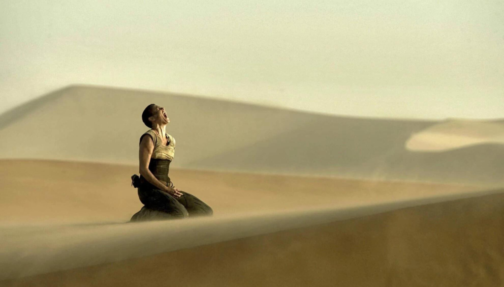 Charlize Theron come Furiosa in una scena di Mad Max: Fury Road (2015) di George Miller