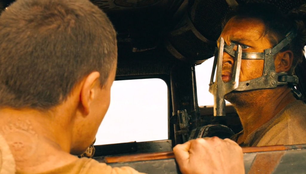 Charlize Theron come Furiosa e Tom Hardy come Mad Max in una scena di Mad Max: Fury Road (2015) di George Miller