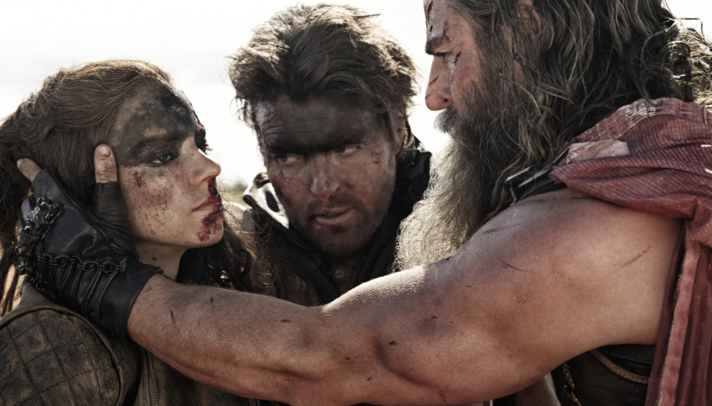 Anya Taylor-Joy e Tom Burke e Chris Hemsworth in una scena di Furiosa (2024) di George Miller, prequel di Fury Road