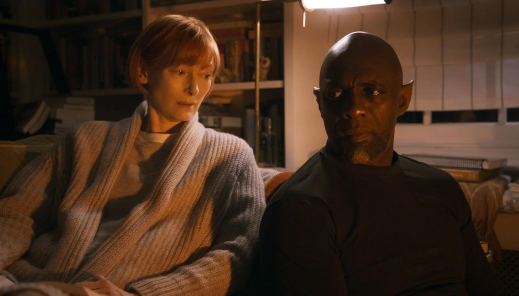 Tilda Swinton e Idris Elba in una scena di Tremila anni d'attesa (2022) di George Miller