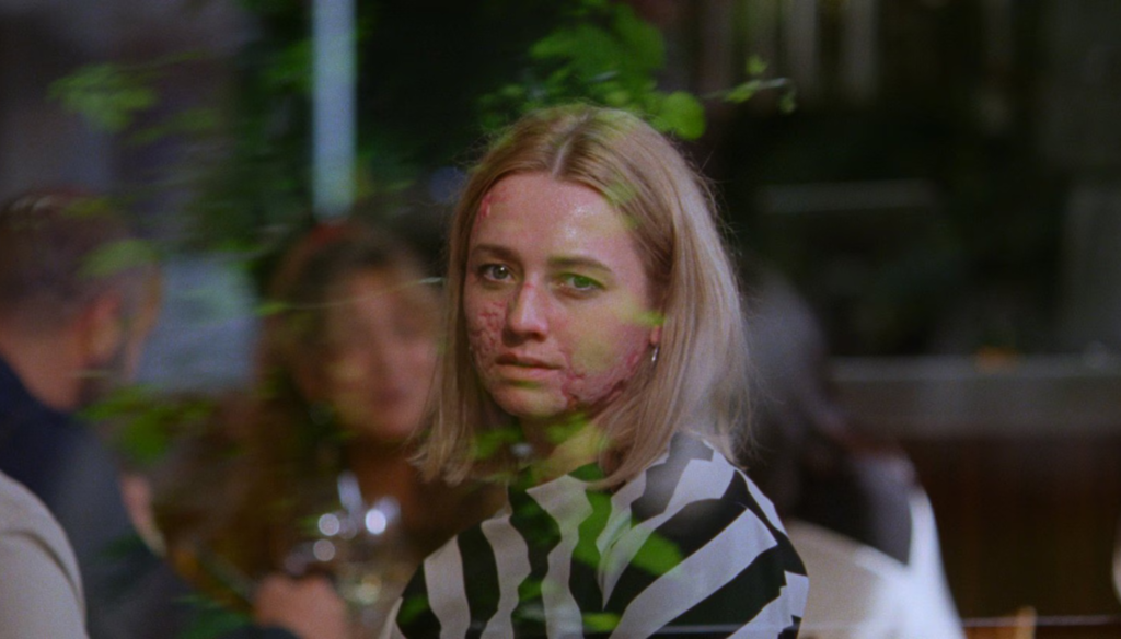 Kristine Kujath Thorp (Signe) in una scena di Sick of myself (2022) di Kristoffer Borgli 