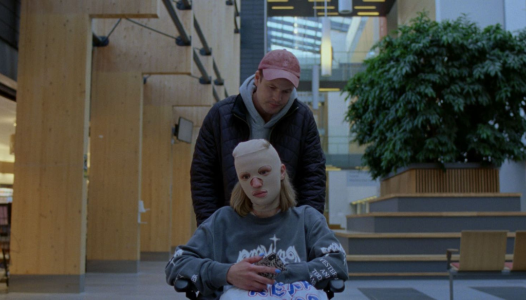 Kristine Kujath Thorp (Signe) e Anders Danielsen Lie (Thomas) in una scena di Sick of myself (2022) di Kristoffer Borgli 