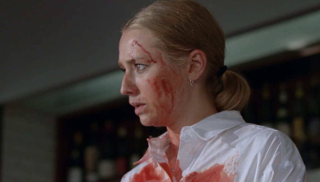 Kristine Kujath Thorp (Signe) coperta di sangue in una scena di Sick of myself (2022) di Kristoffer Borgli 