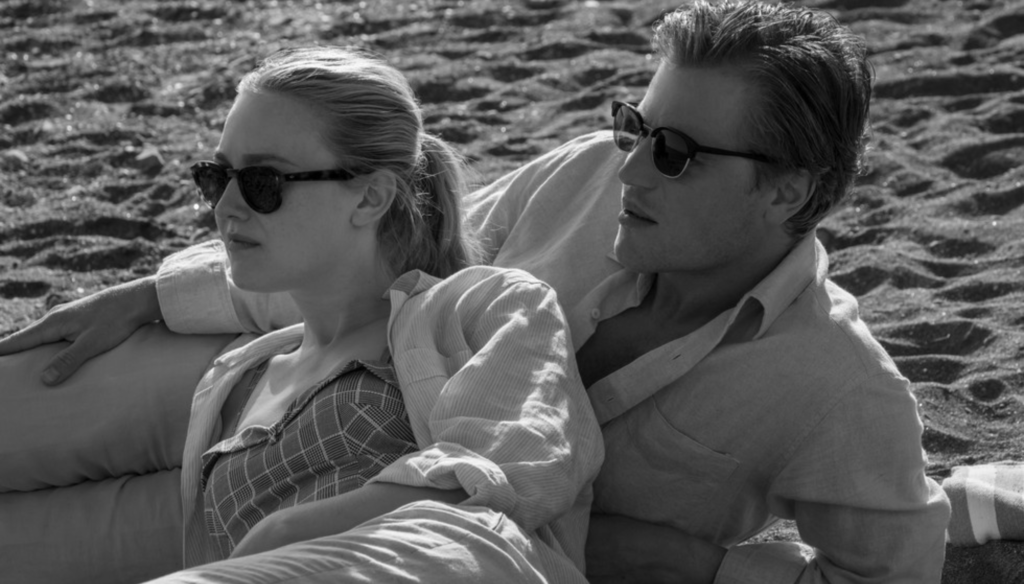 Johnny Flynn e Dakota Fanning in una scena di Ripley (2024) serie tv Netflix