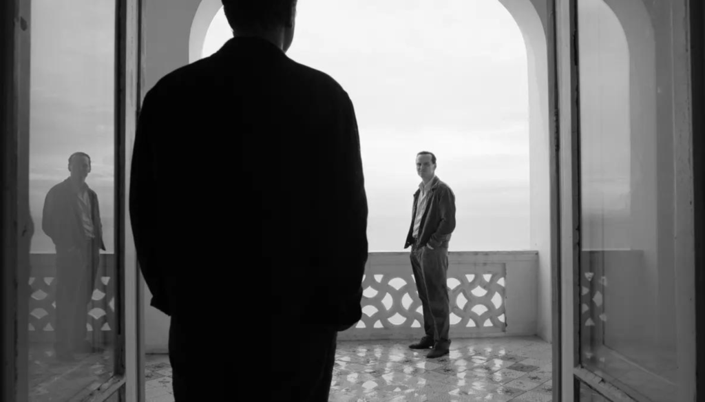 Johnny Flynn e Andrew Scott in una scena di Ripley (2024) serie tv Netflix