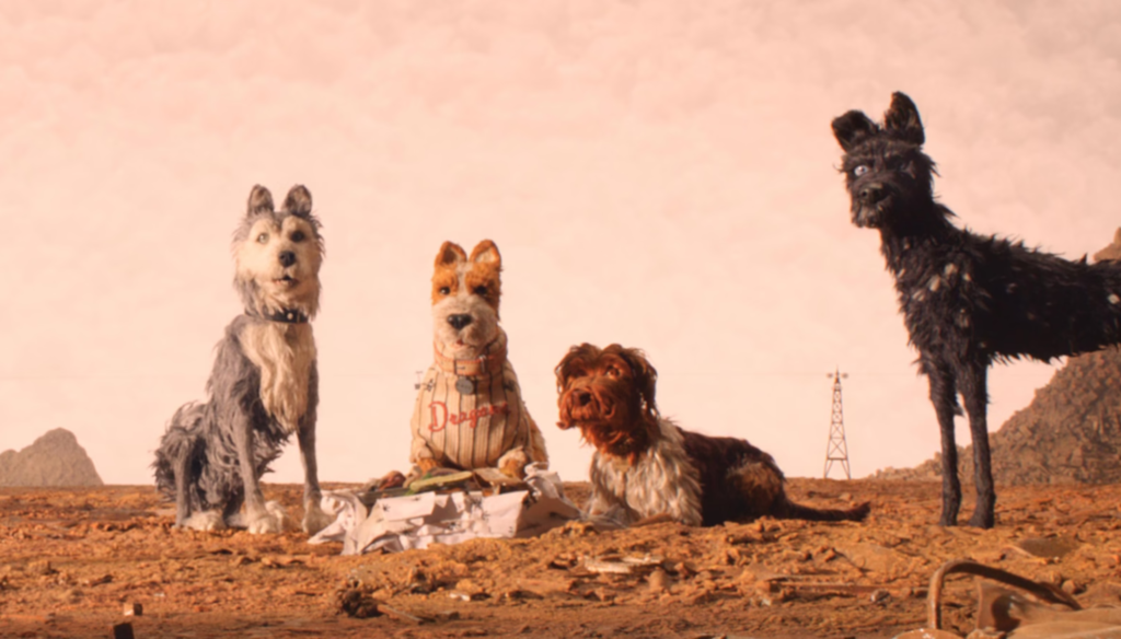 Chief e gli altri cani in una scena di L'isola dei cani (2018) di Wes Anderson