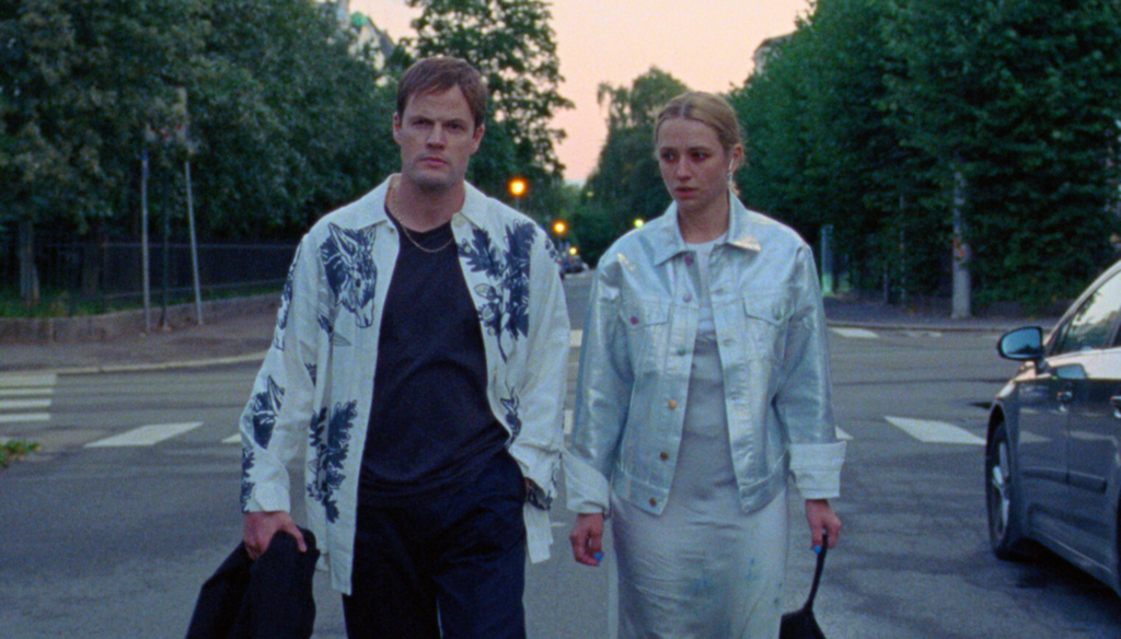 Kristine Kujath Thorp (Signe) e Anders Danielsen Lie (Thomas) in una scena di Sick of myself (2022) di Kristoffer Borgli 