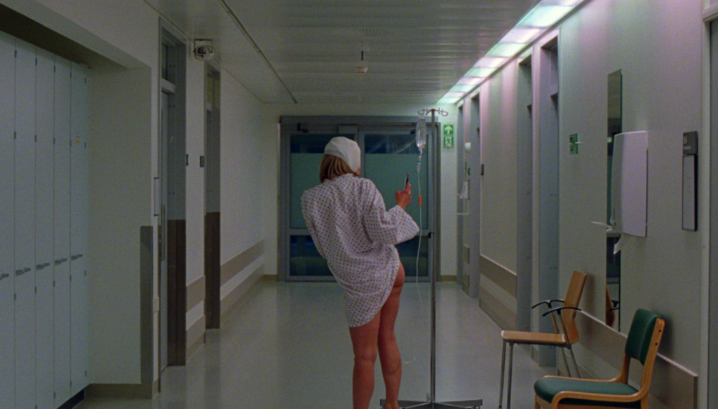 Kristine Kujath Thorp (Signe) selfie in ospedale in una scena di Sick of myself (2022) di Kristoffer Borgli 