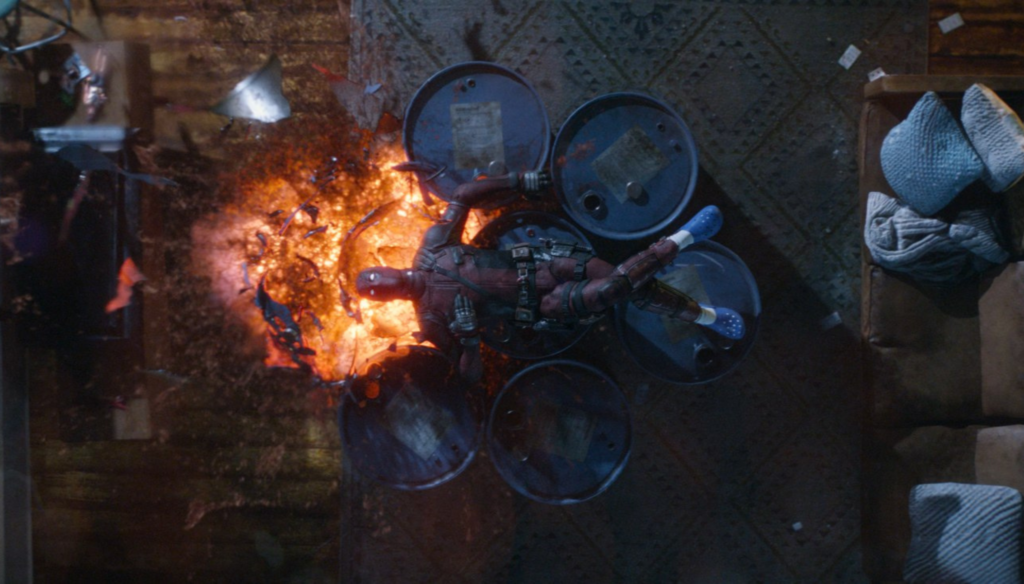 Deadpool sui barili di petrolio in una scena di Deadpool 2 (2018) di David Leitch
