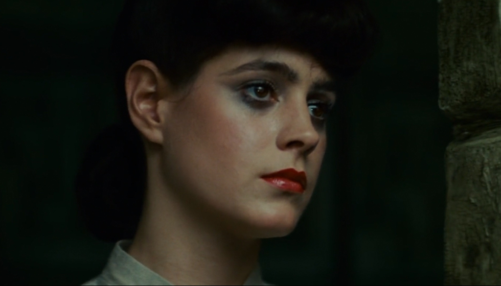 Rachel in una scena di Blade Runner (1982) di Ridley Scott