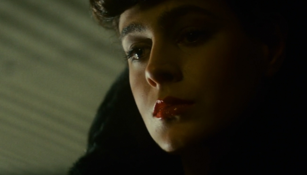 Rachel in una scena di Blade Runner (1982) di Ridley Scott