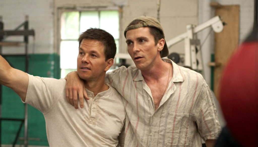 Christian Bale e Mark Wahlberg in una scena di The Fighter (2010) di David O'Russel 
