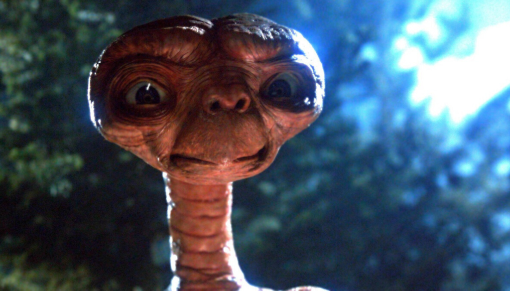 E.T. in una scena di E.T. (1982) di Steven Spielberg
