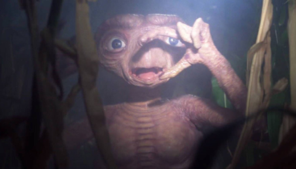 E.T. in una scena di E.T. (1982) di Steven Spielberg