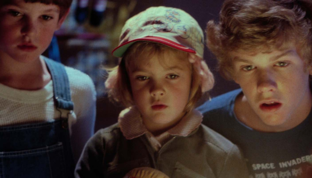 Gertie e Elliot in una scena di E.T. (1982) di Steven Spielberg