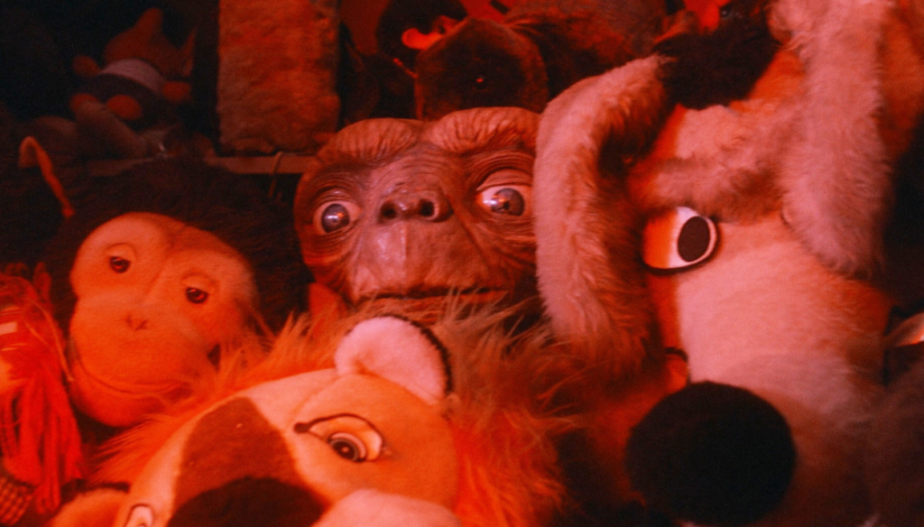 E.T. fra i pupazzi in una scena di E.T. (1982) di Steven Spielberg