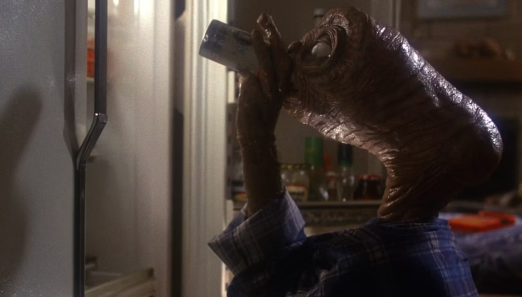 E.T. beve la birra in una scena di E.T. (1982) di Steven Spielberg