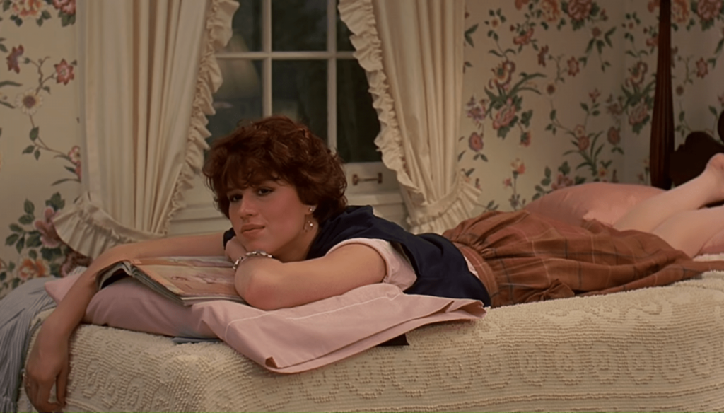 Molly Ringwald (Sam) in una scena di Un compleanno da ricordare (1984) di John Hughes