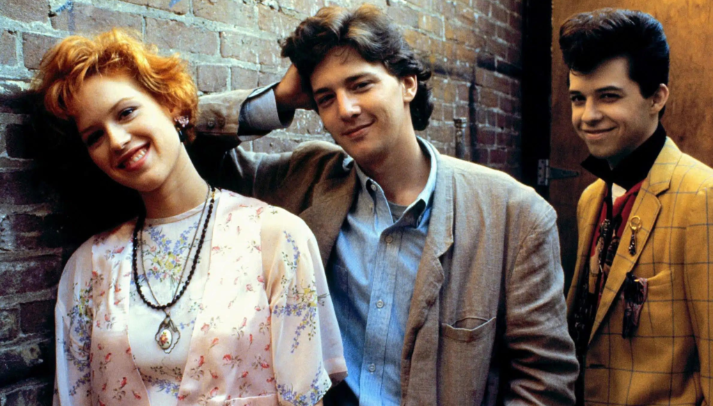 Molly Ringwald (Andie), Jon Cryer (Duckie) e Andrew McCarthy (Blane) in una scena di Pretty in Pink (1986) di Howard Deutch