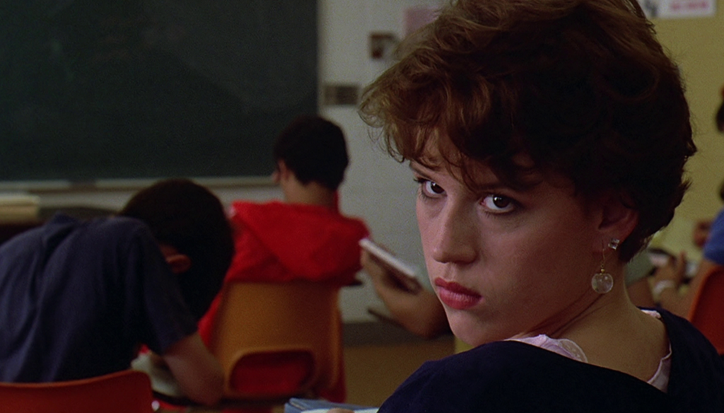 Molly Ringwald (Sam) in una scena di Un compleanno da ricordare (1984) di John Hughes