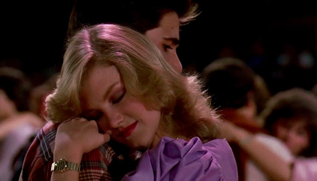 Michael Schoeffling (Jake) e Haviland Morris (Caroline) in una scena di Un compleanno da ricordare (1984) di John Hughes