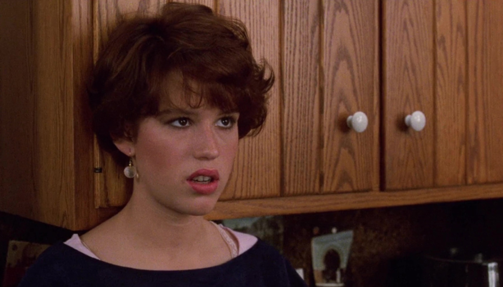 Molly Ringwald (Sam) in una scena di Un compleanno da ricordare (1984) di John Hughes