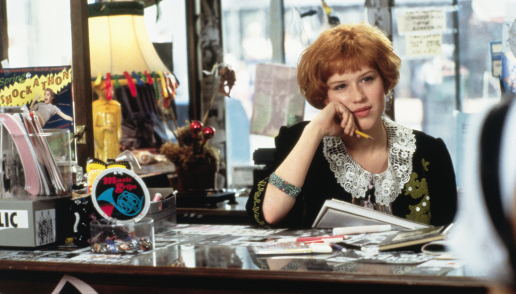 Molly Ringwald (Andie) in una scena di Pretty in Pink (1986) di Howard Deutch